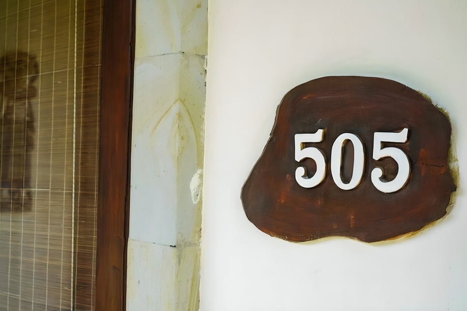 The Significance of House Number Plaques in Home Design